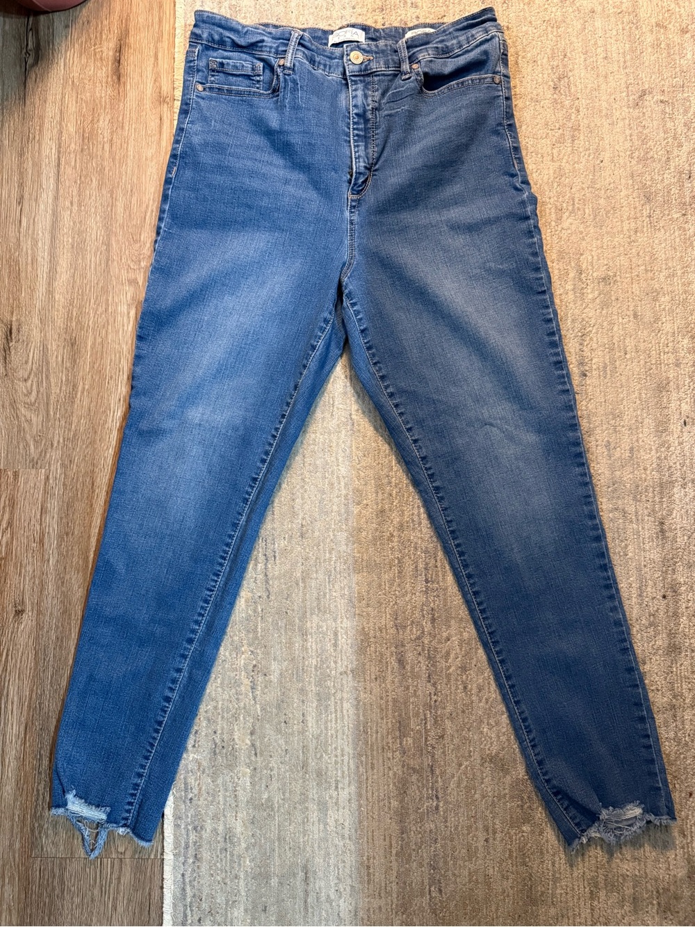 sofia by sofia vergara Mid-Rise Blue Ankle Crop Jeans
